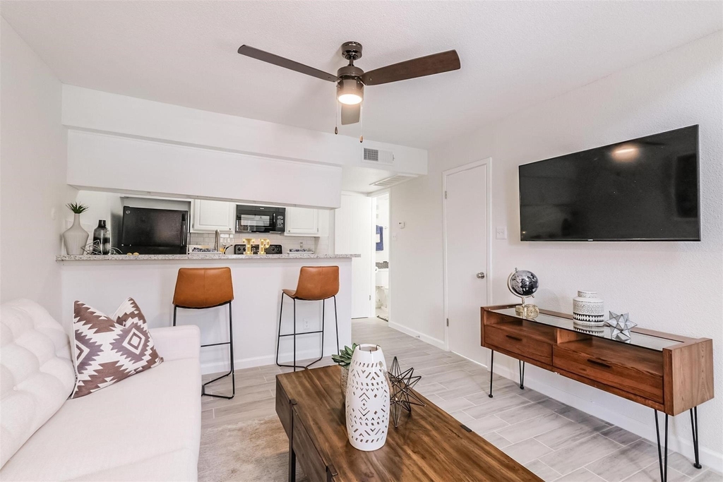 8162 Richmond Avenue - Photo 3
