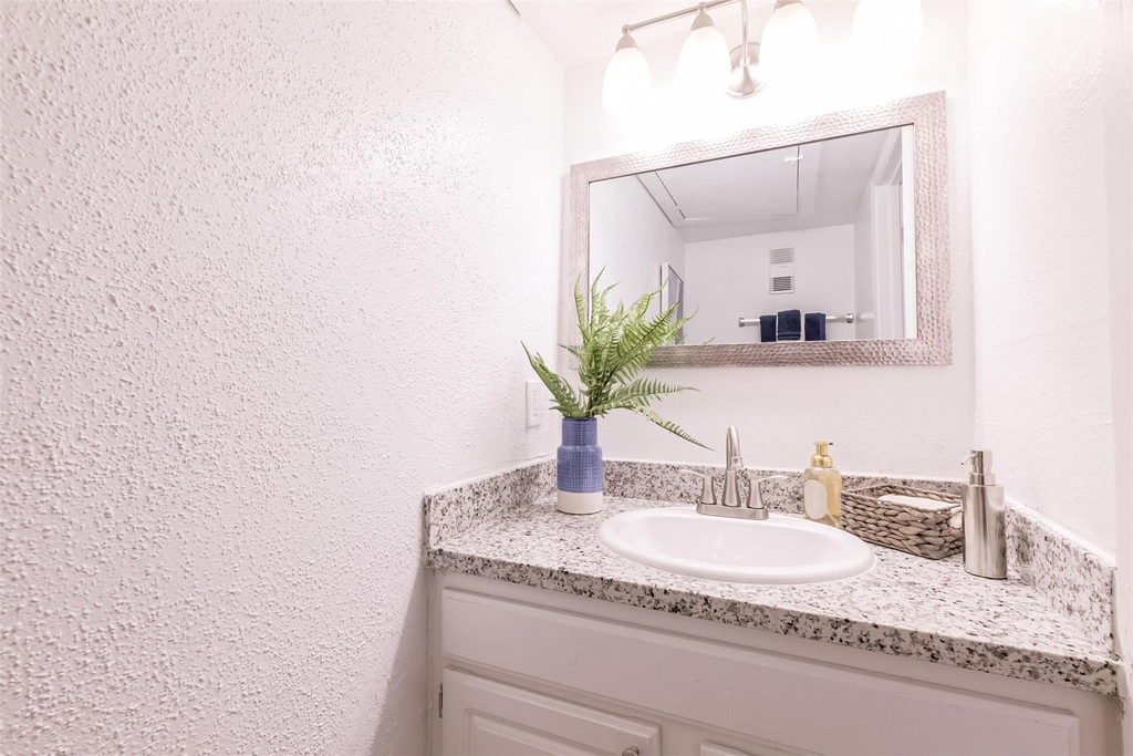 8162 Richmond Avenue - Photo 10