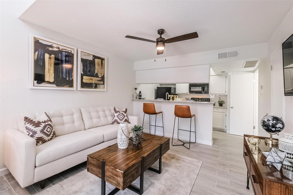 8162 Richmond Avenue - Photo 4