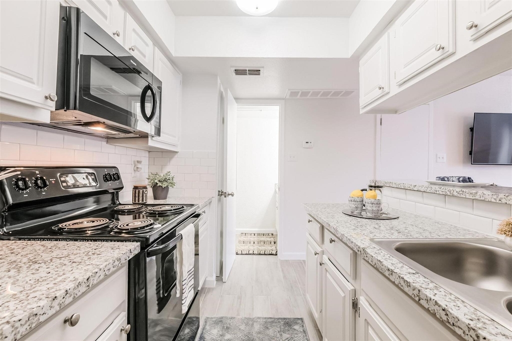 8162 Richmond Avenue - Photo 7