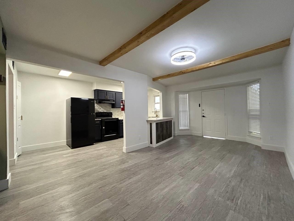 1010 S Wayside Drive - Photo 4