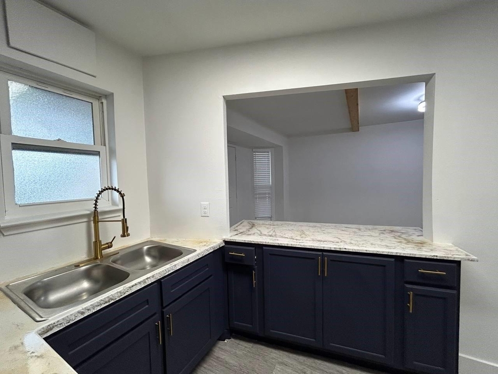 1010 S Wayside Drive - Photo 8