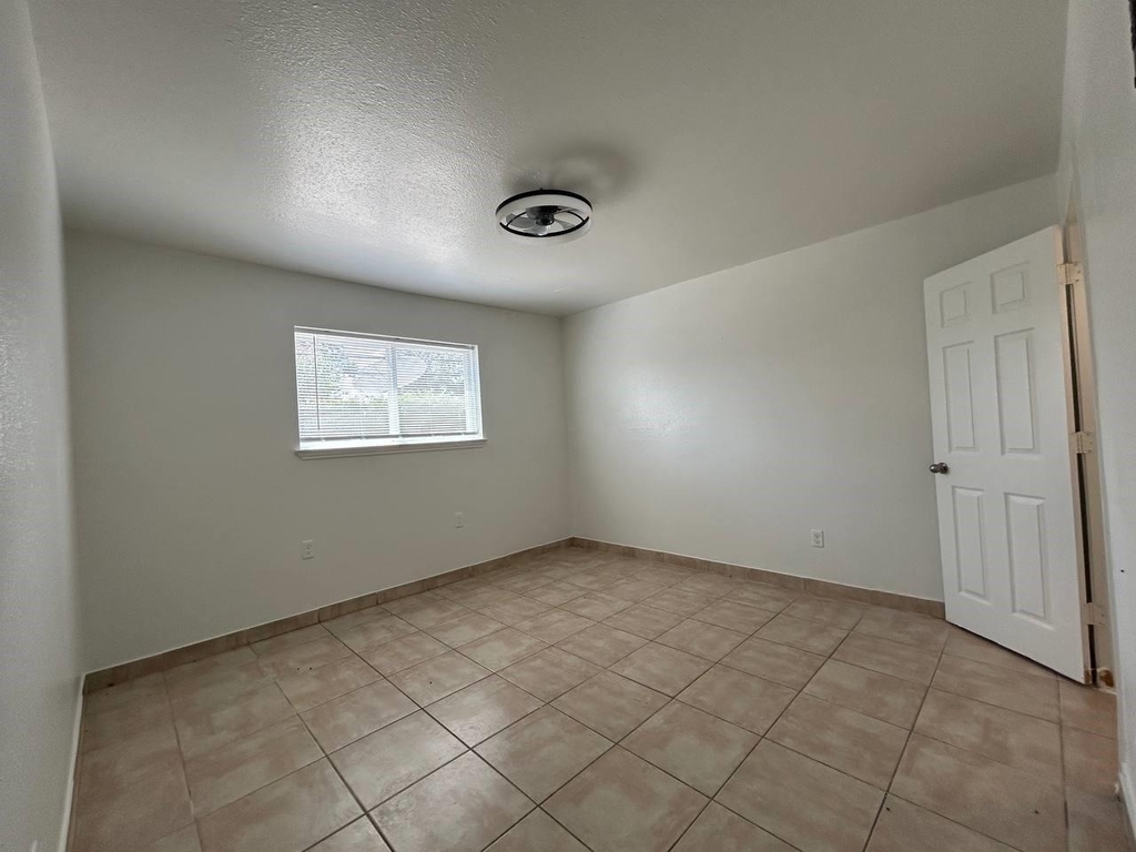 1010 S Wayside Drive - Photo 46