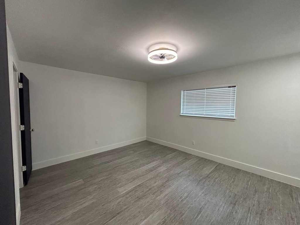 1010 S Wayside Drive - Photo 11