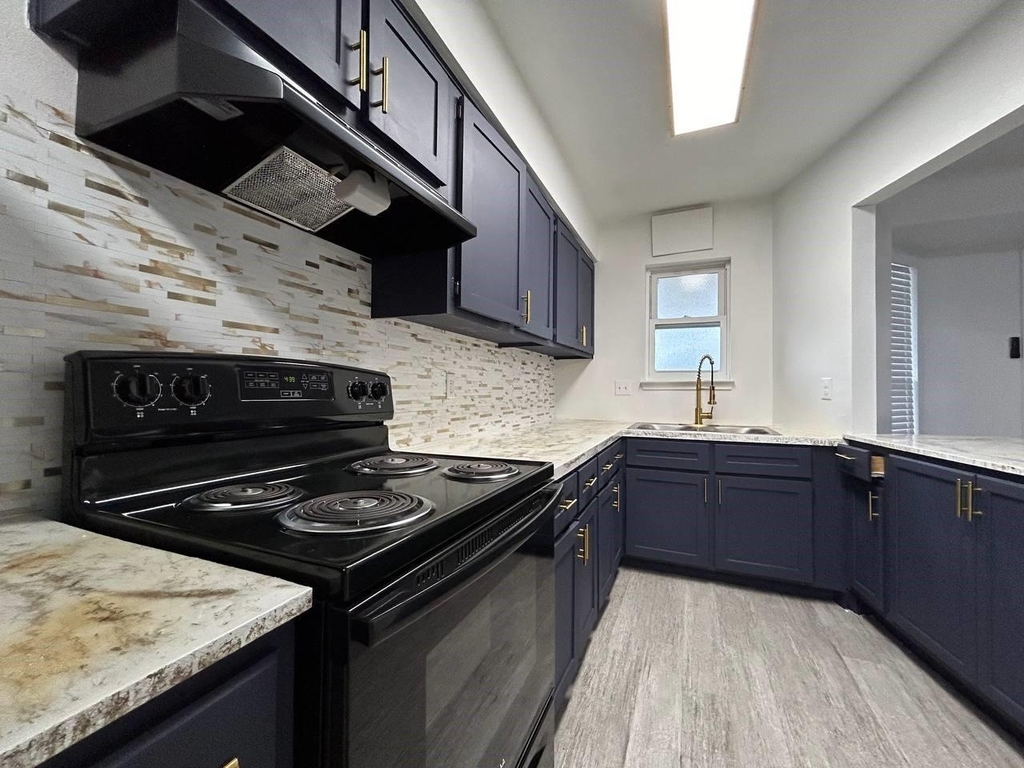1010 S Wayside Drive - Photo 7