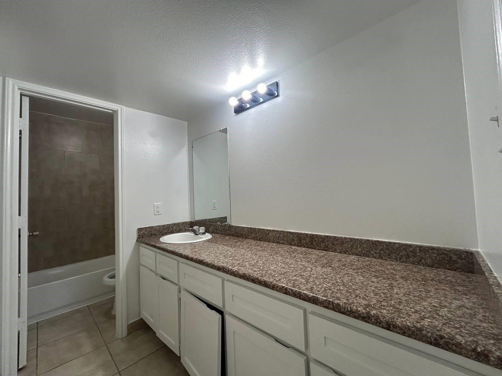 1010 S Wayside Drive - Photo 26
