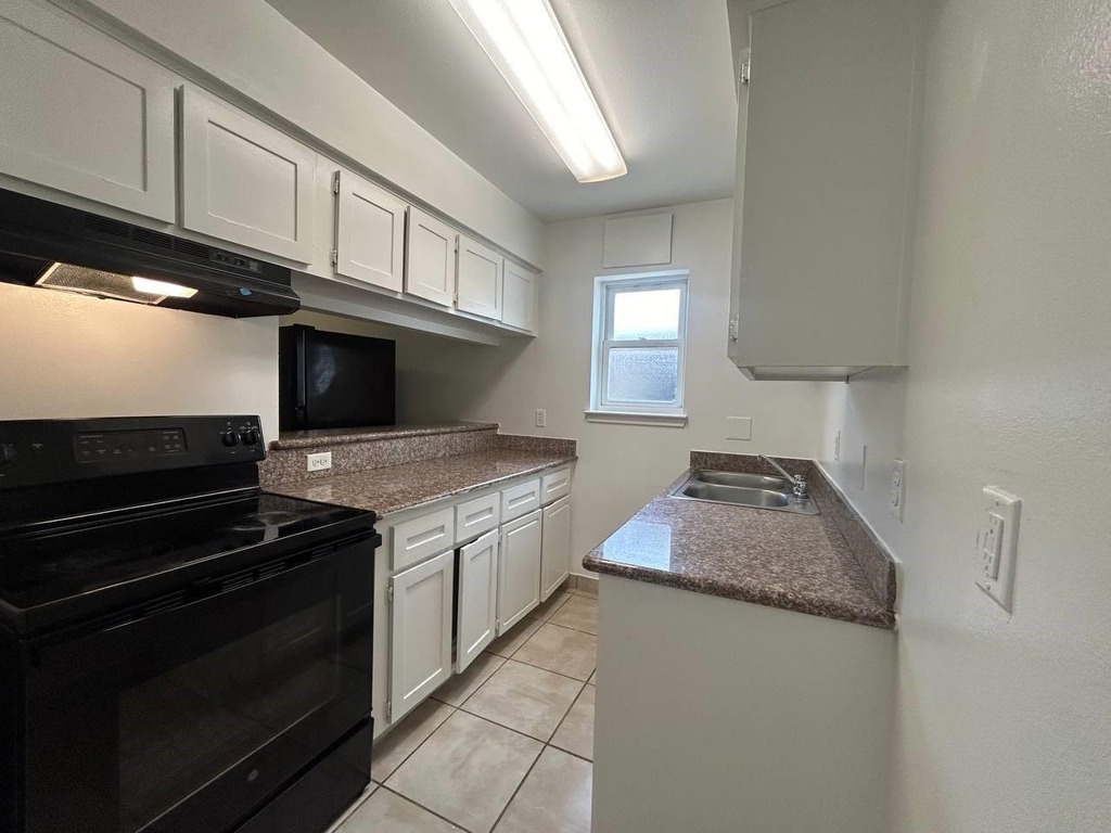 1010 S Wayside Drive - Photo 25