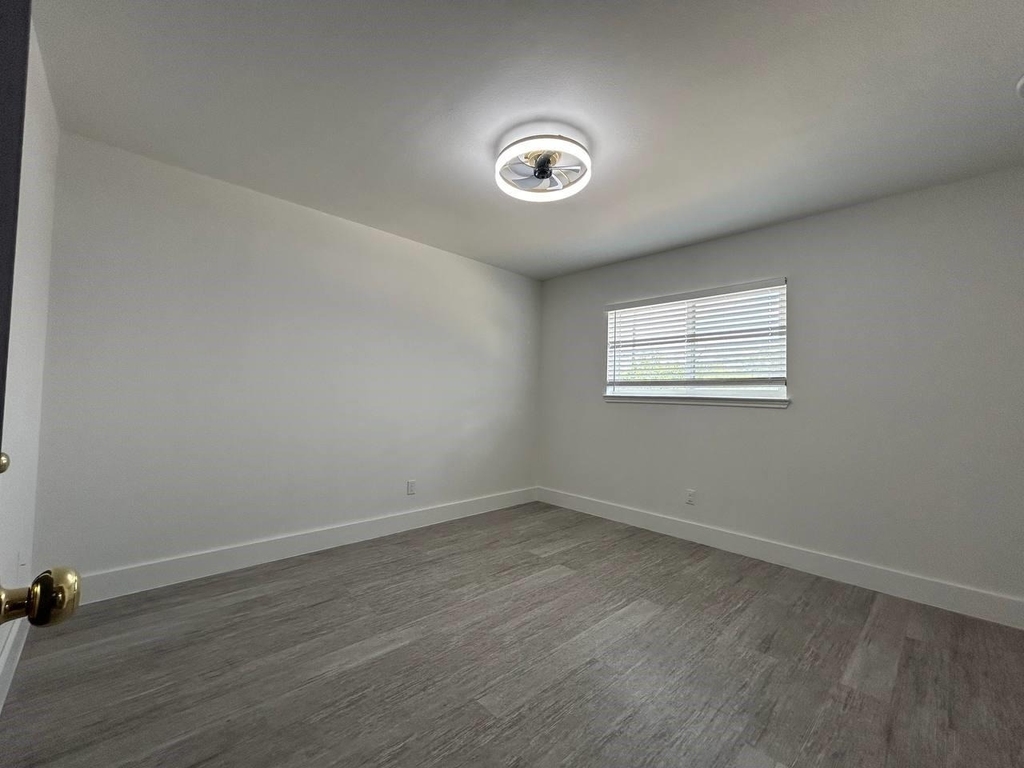 1010 S Wayside Drive - Photo 18