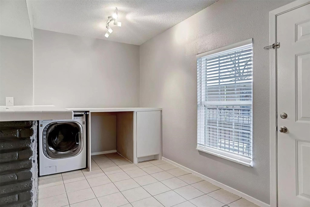 935 Byrne Street - Photo 11