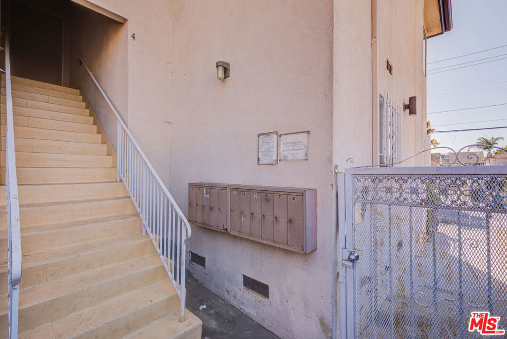 305 E Plymouth - Photo 3