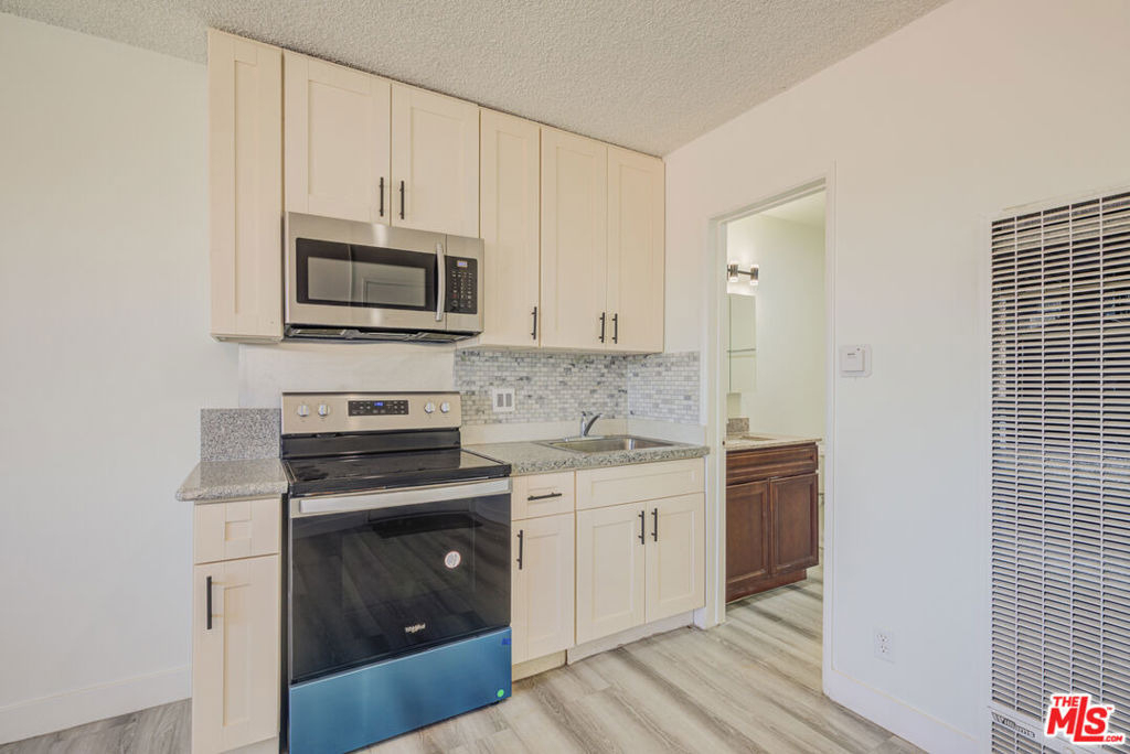 305 E Plymouth - Photo 7