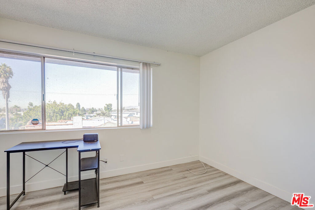 305 E Plymouth - Photo 9