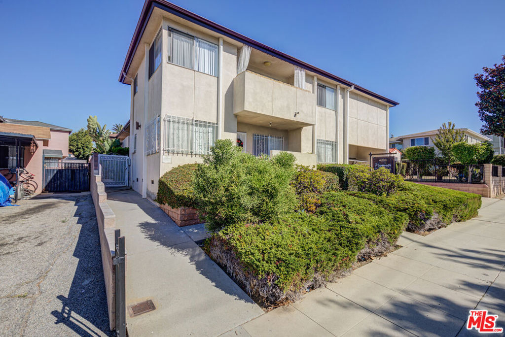 305 E Plymouth - Photo 1