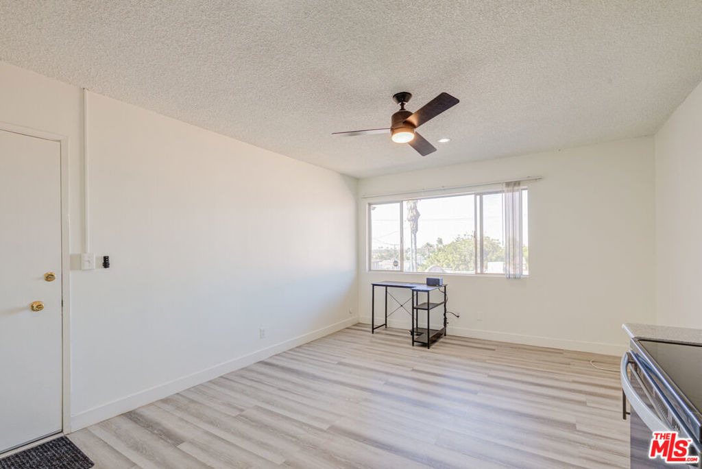 305 E Plymouth - Photo 8