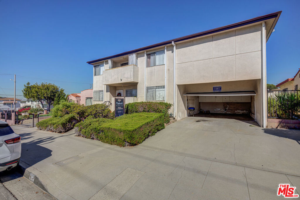 305 E Plymouth - Photo 2