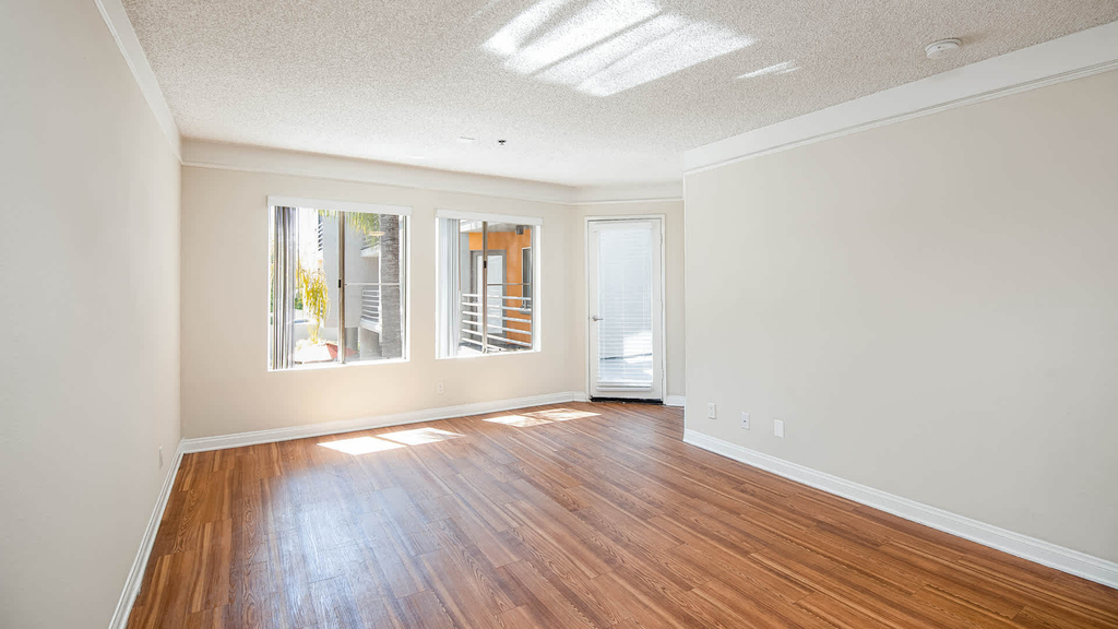 4920 Van Nuys Blvd - Photo 6