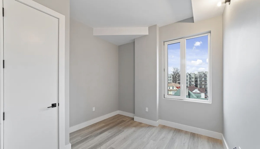 639 East 28th Street - Photo 4