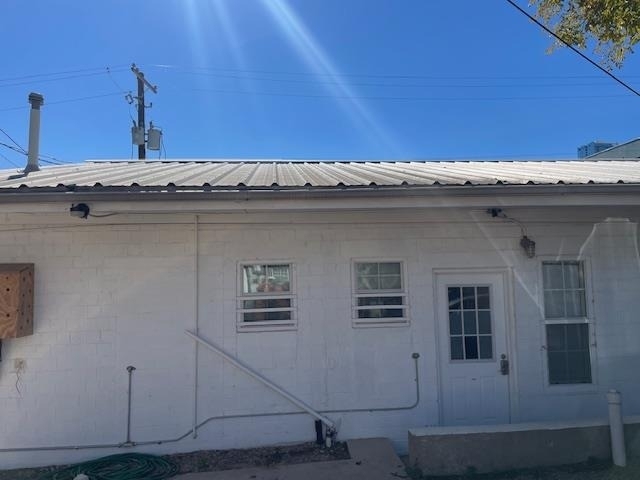 1105 E 6th St - Photo 0