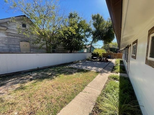 1113 E 3rd St - Photo 10