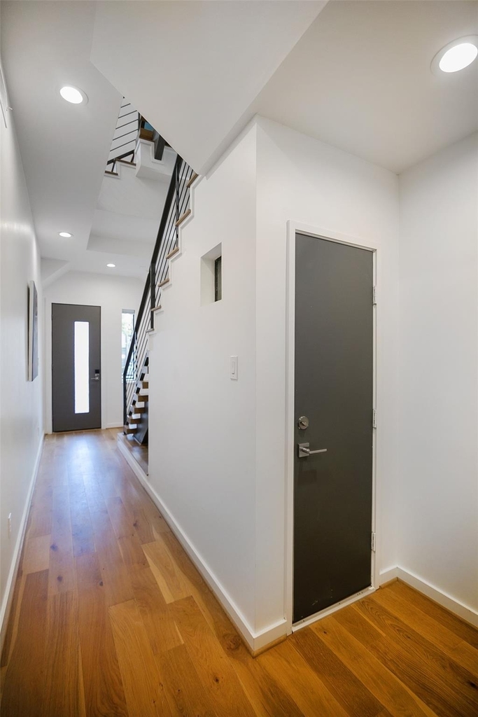 511 Memorial Heights Drive - Photo 2