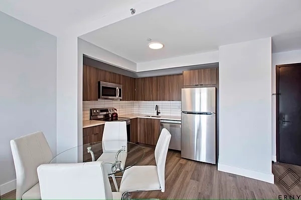 1111 Foster Avenue - Photo 2