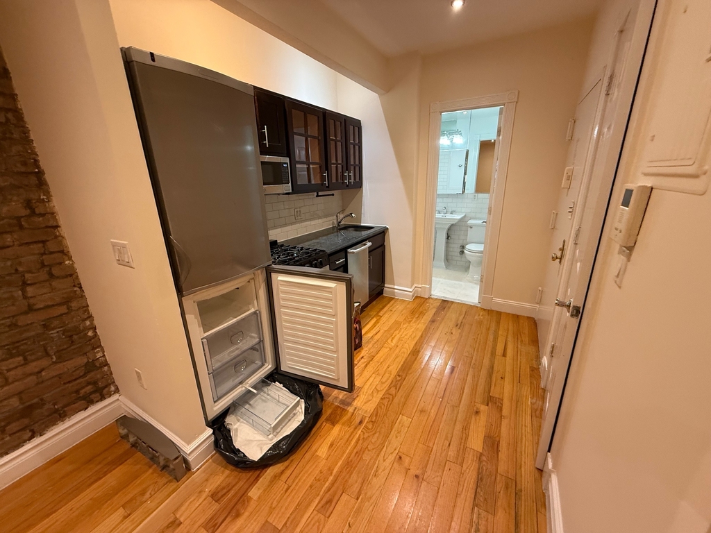 323 East 78th Street - Photo 6