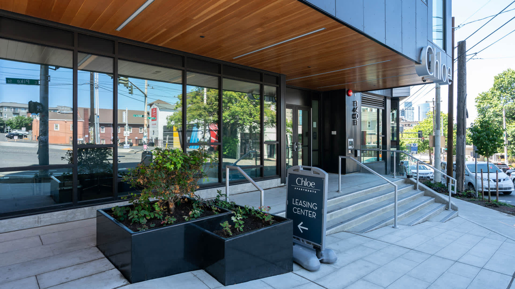 1401 East Madison Street - Photo 2