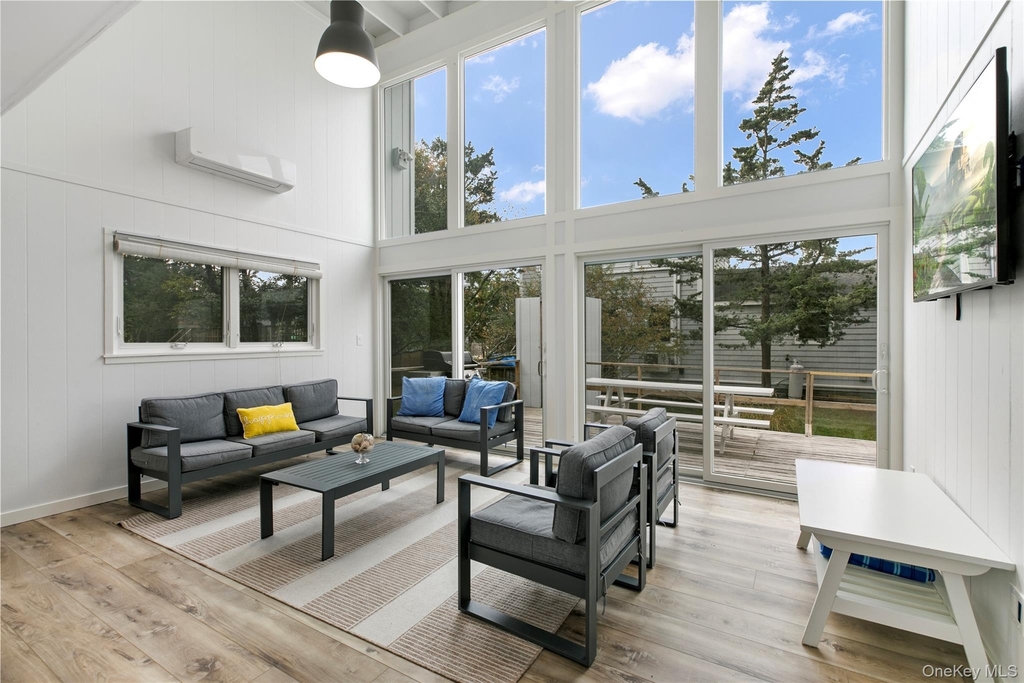 54 Thompson Avenue - Photo 4