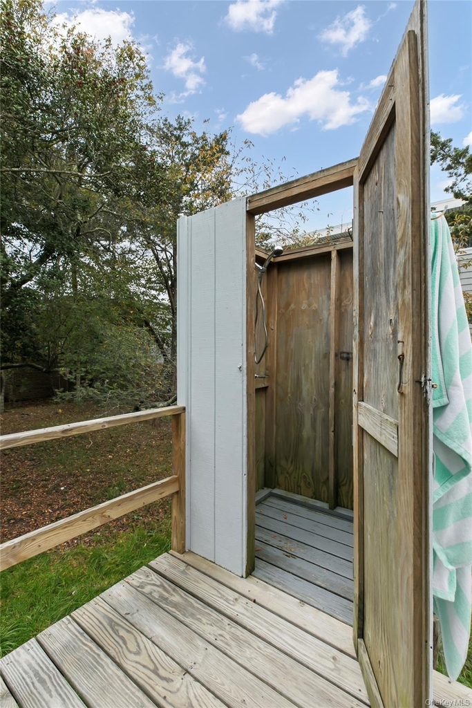 54 Thompson Avenue - Photo 2