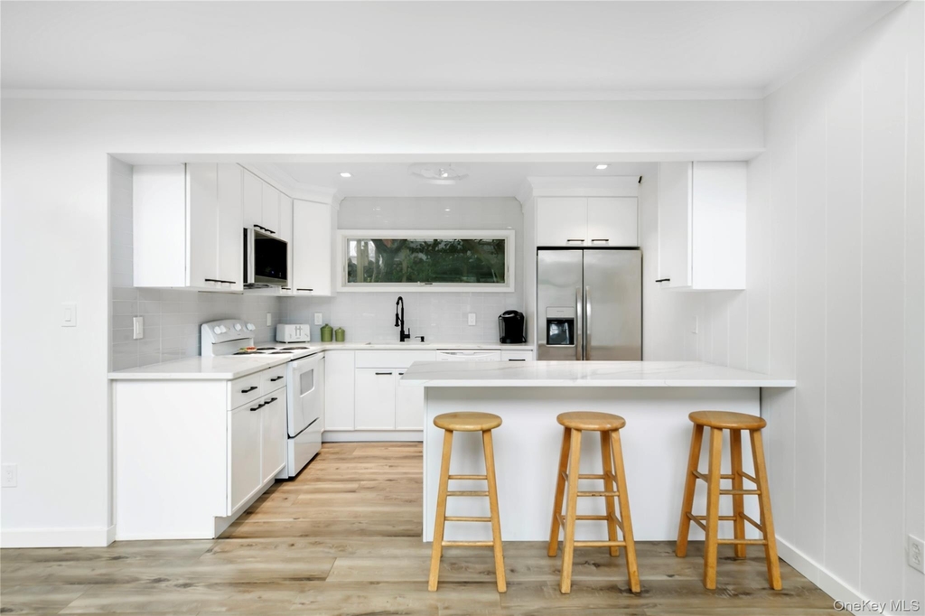 54 Thompson Avenue - Photo 3