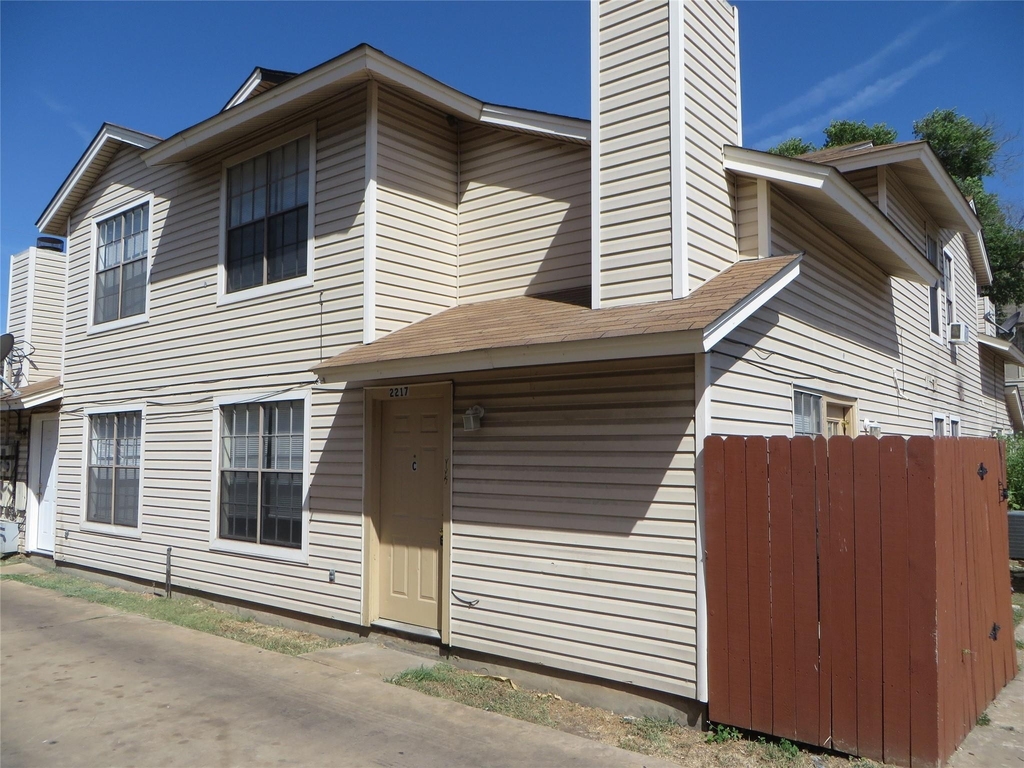 2217 Katy Ln - Photo 0