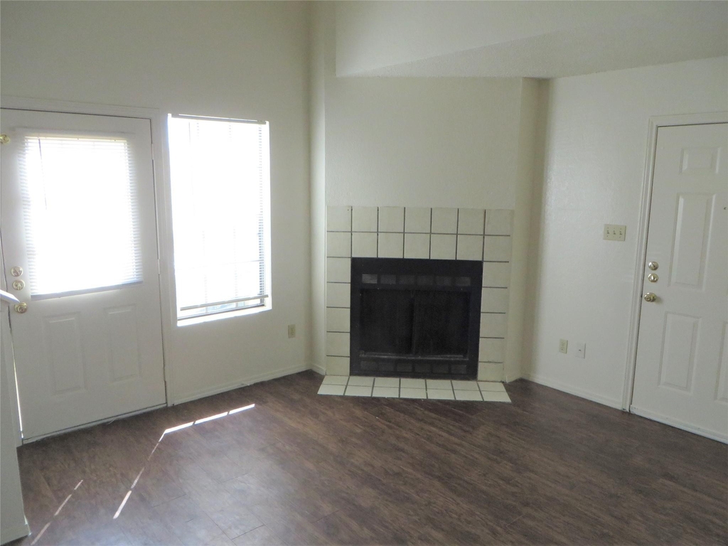 2217 Katy Ln - Photo 3