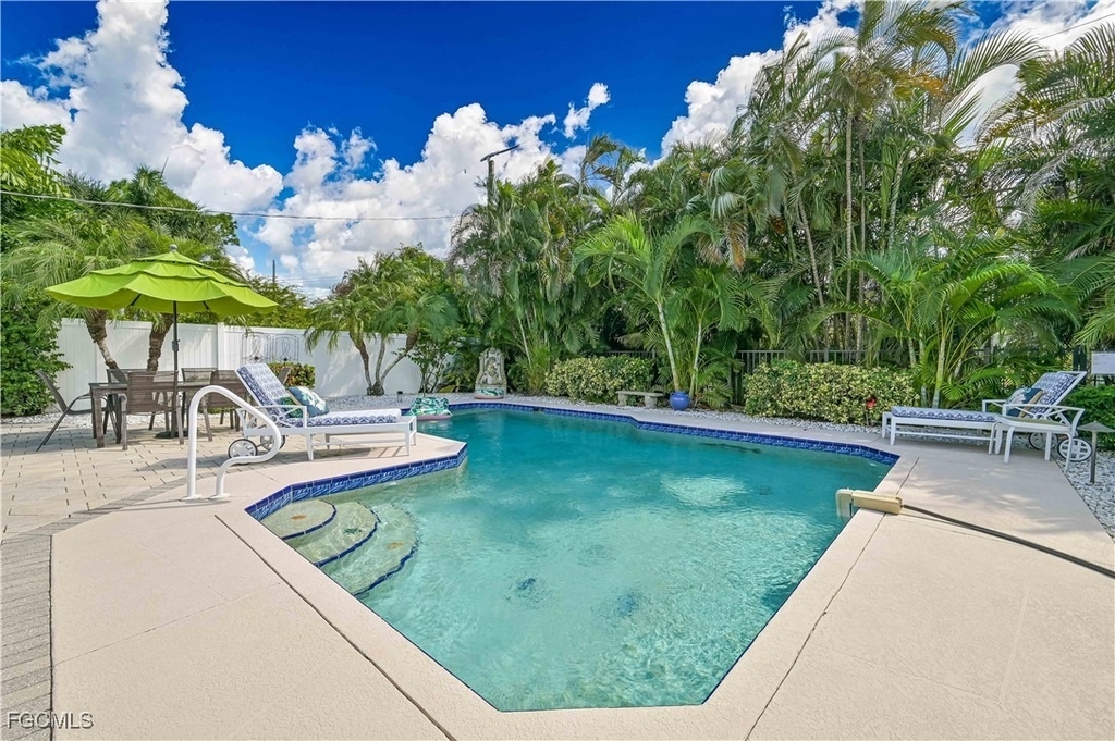 572 105th Avenue N - Photo 0