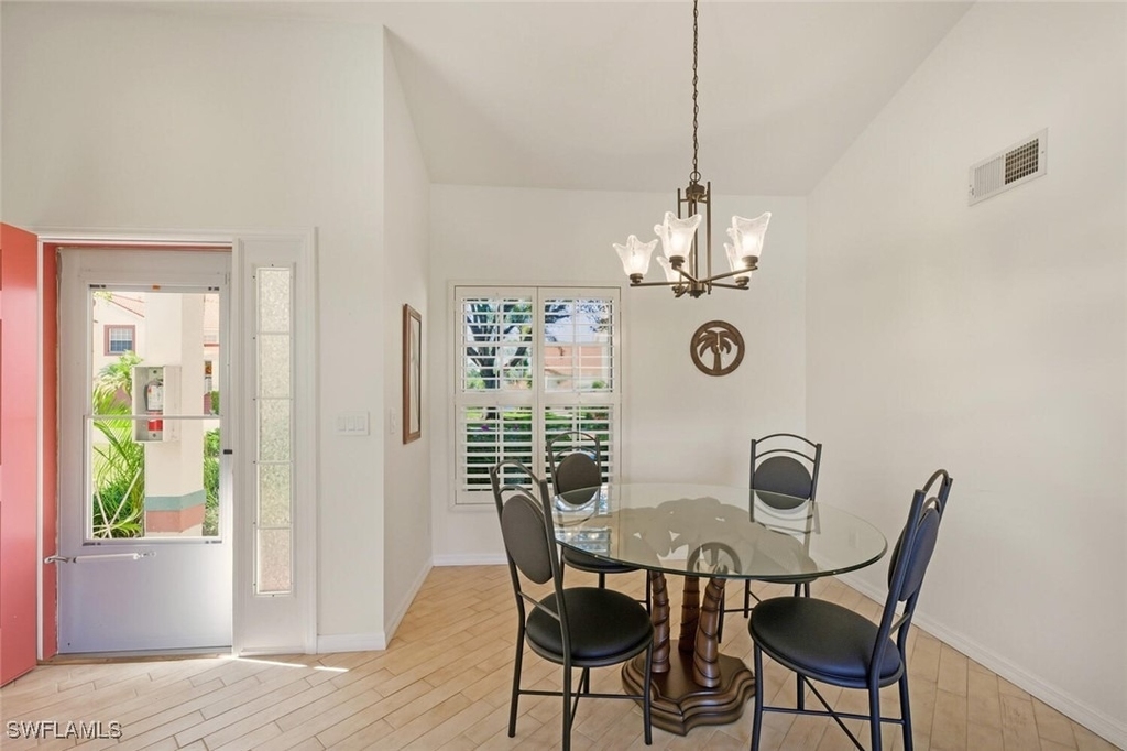 636 Windsor Square - Photo 4