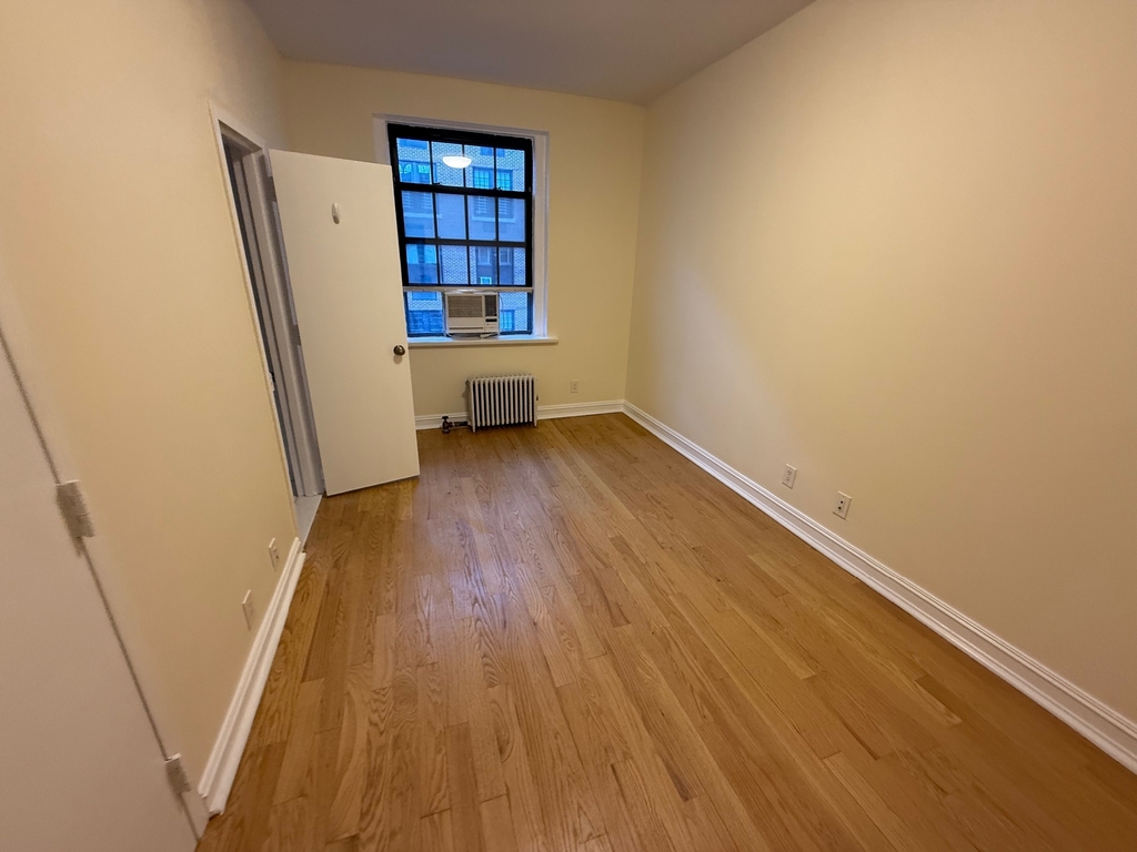 East 63rd Street - Photo 4