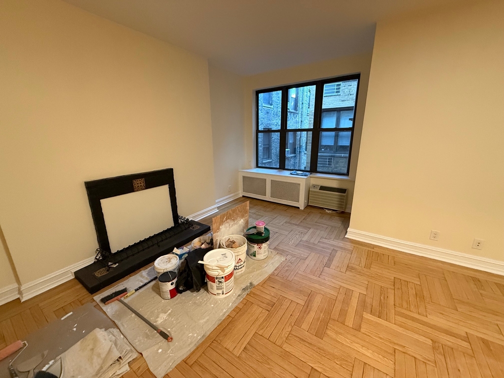 East 63rd Street - Photo 2