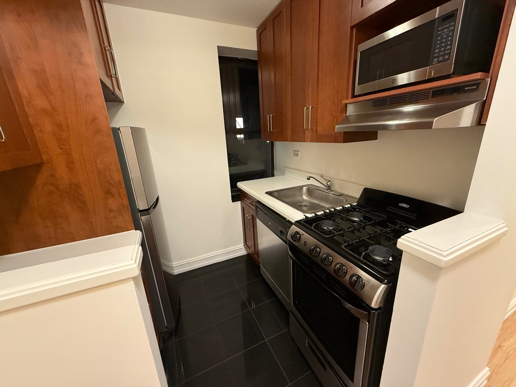 East 46th Street - Photo 3