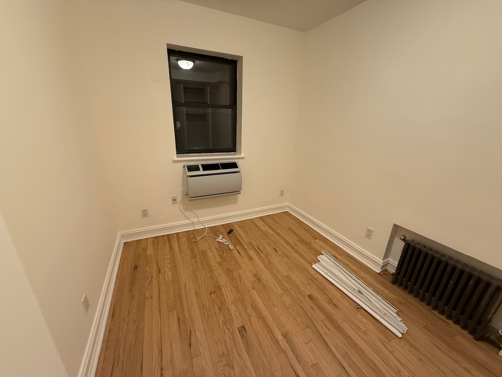 East 46th Street - Photo 9