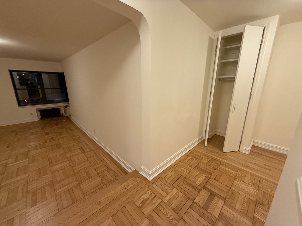 East 46th Street - Photo 4