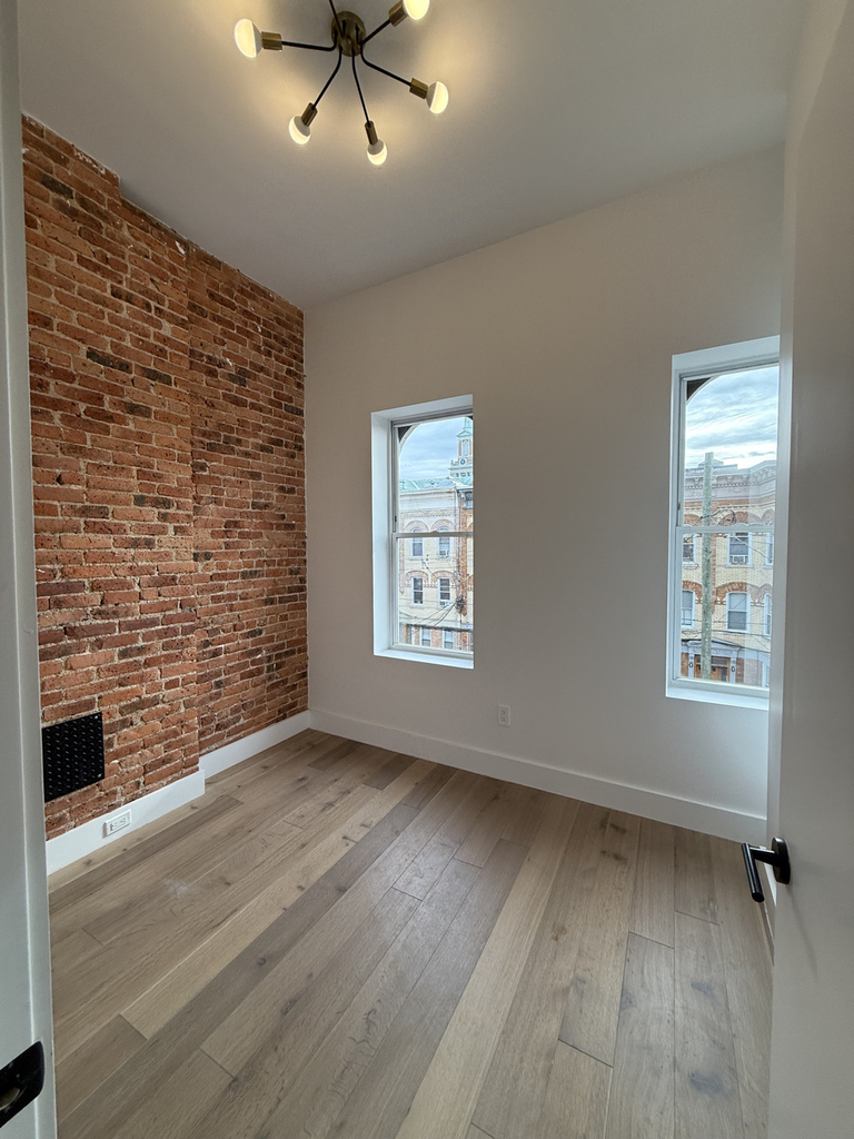1853 Cornelia Street - Photo 7