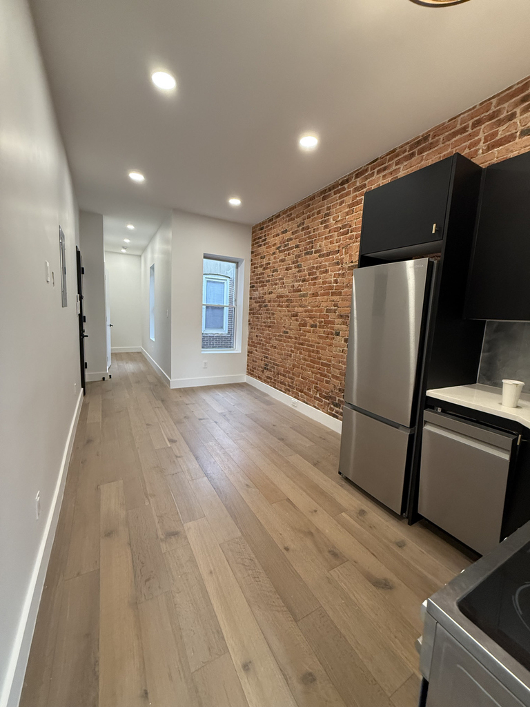 1853 Cornelia Street - Photo 9