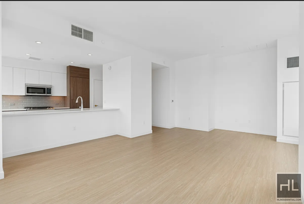 10th Avenue - Photo 9