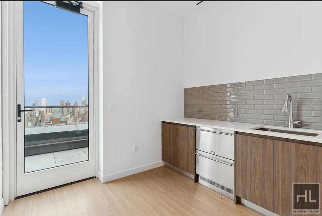 10th Avenue - Photo 17