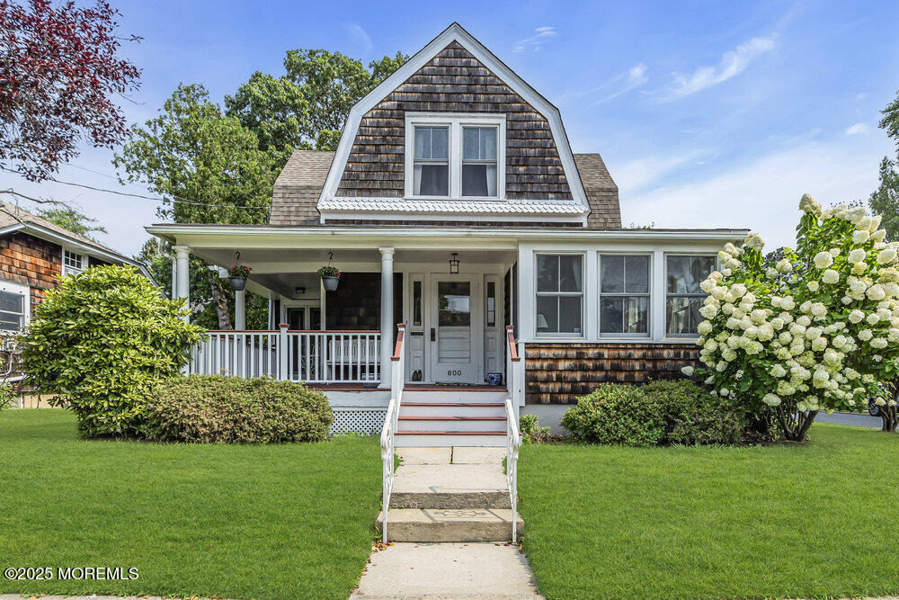 600 St Clair Avenue - Photo 1