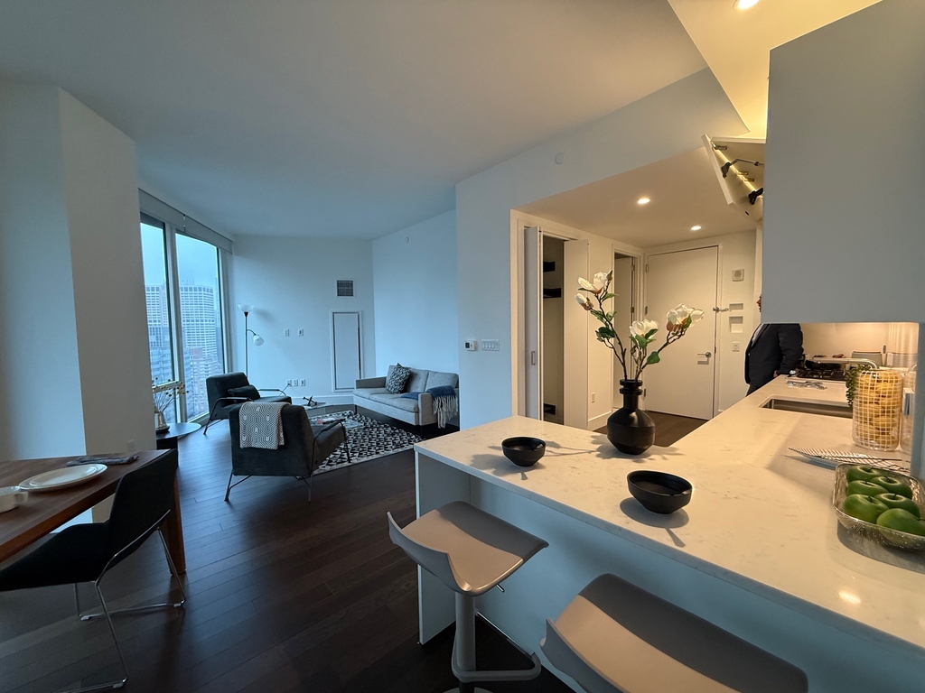 East 44th Street & 3rd Avenue  - Photo 3