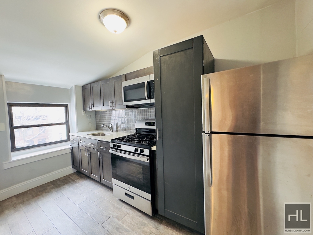 284 Halsey Street - Photo 2