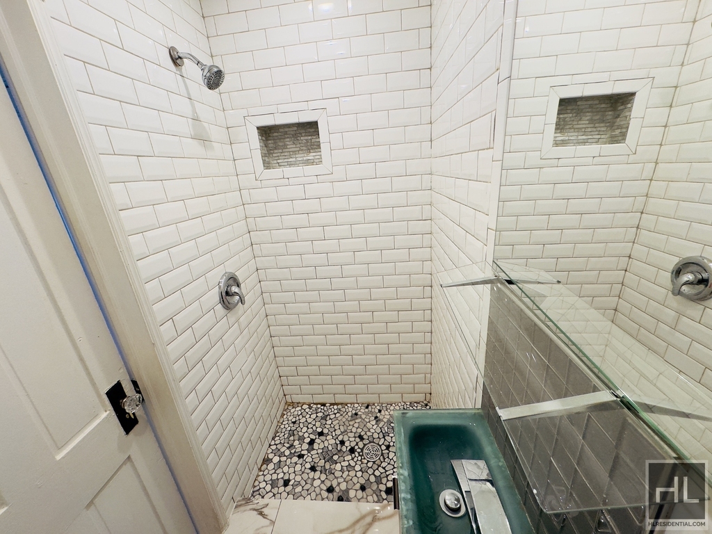284 Halsey Street - Photo 3
