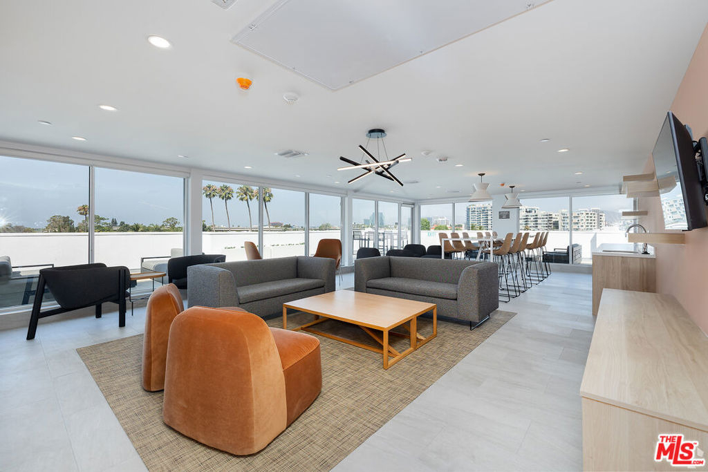 2600 S Sepulveda Boulevard - Photo 1