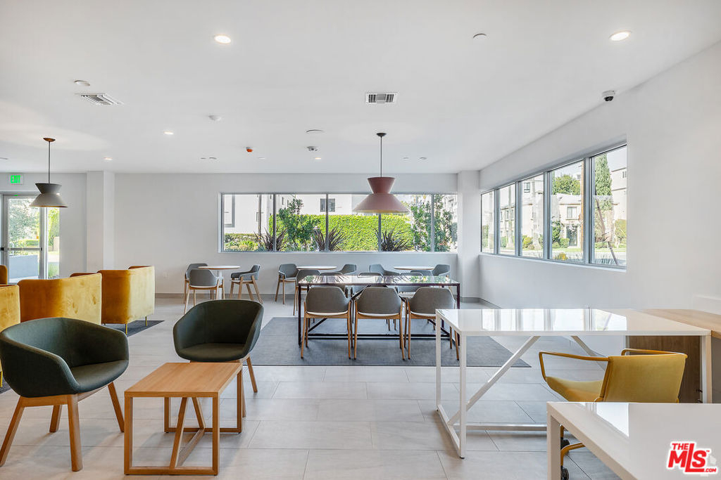 2600 S Sepulveda Boulevard - Photo 2