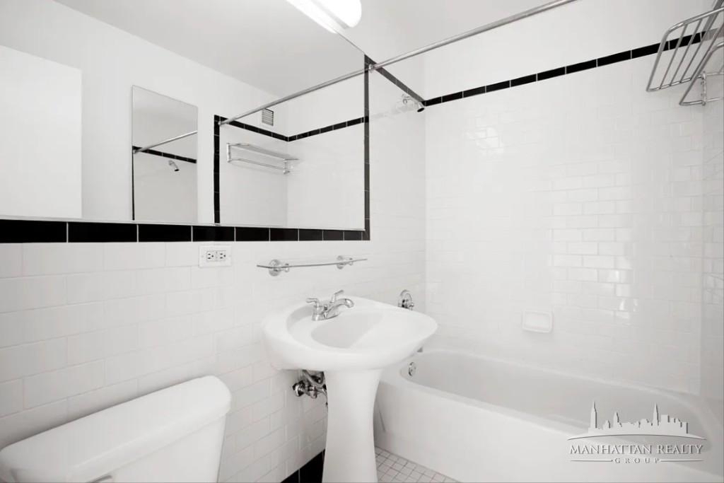W 42nd St - Photo 3